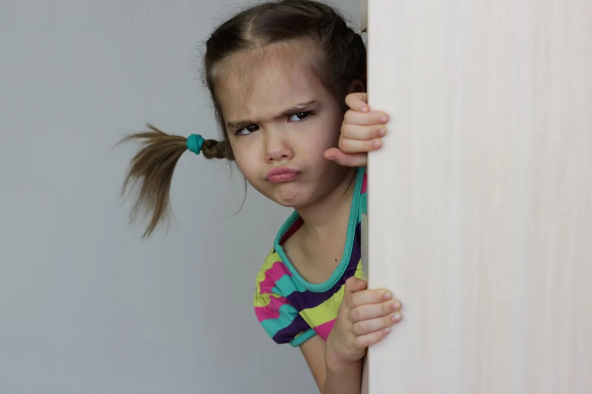 صورة طفلة عصبية