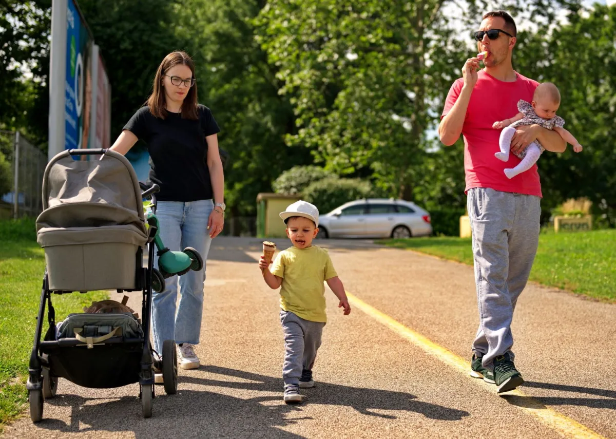 عائلة تتنزه في الحديقة