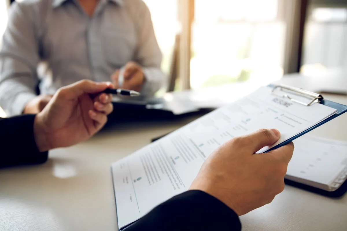 التوقيع على كل ورقة من أوراق التحقيق 