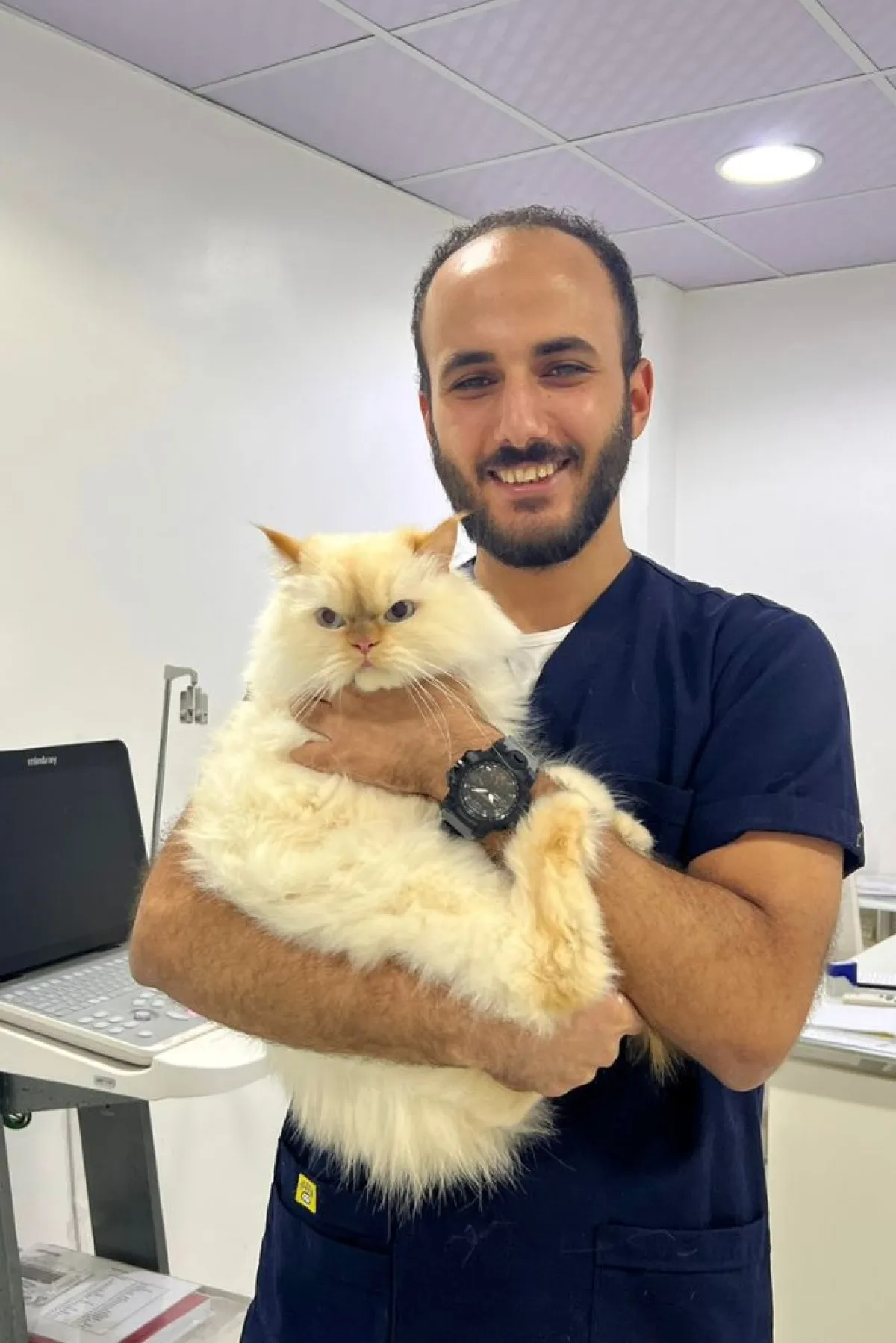 تظهر الصورة شخصية د.صالح درويش