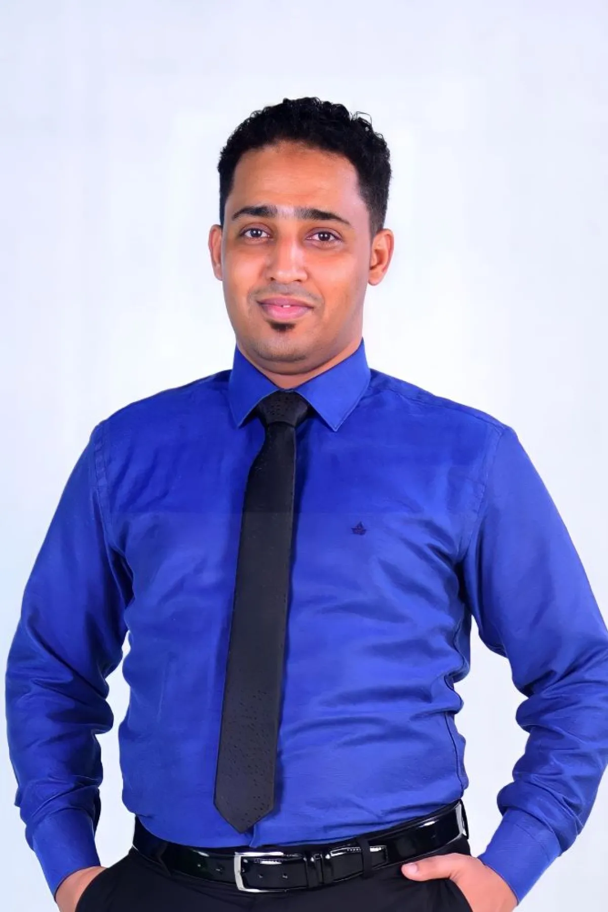 تظهر الصورة شخصية محمد العلس