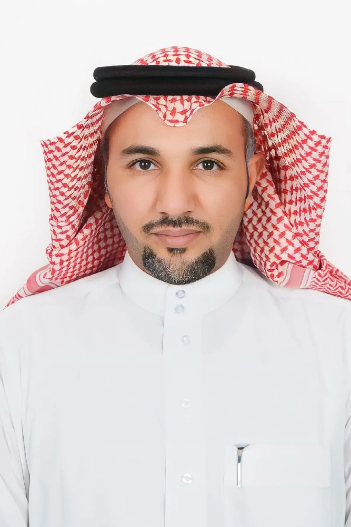 تظهر الصورة شخصية د.علي الدويرج