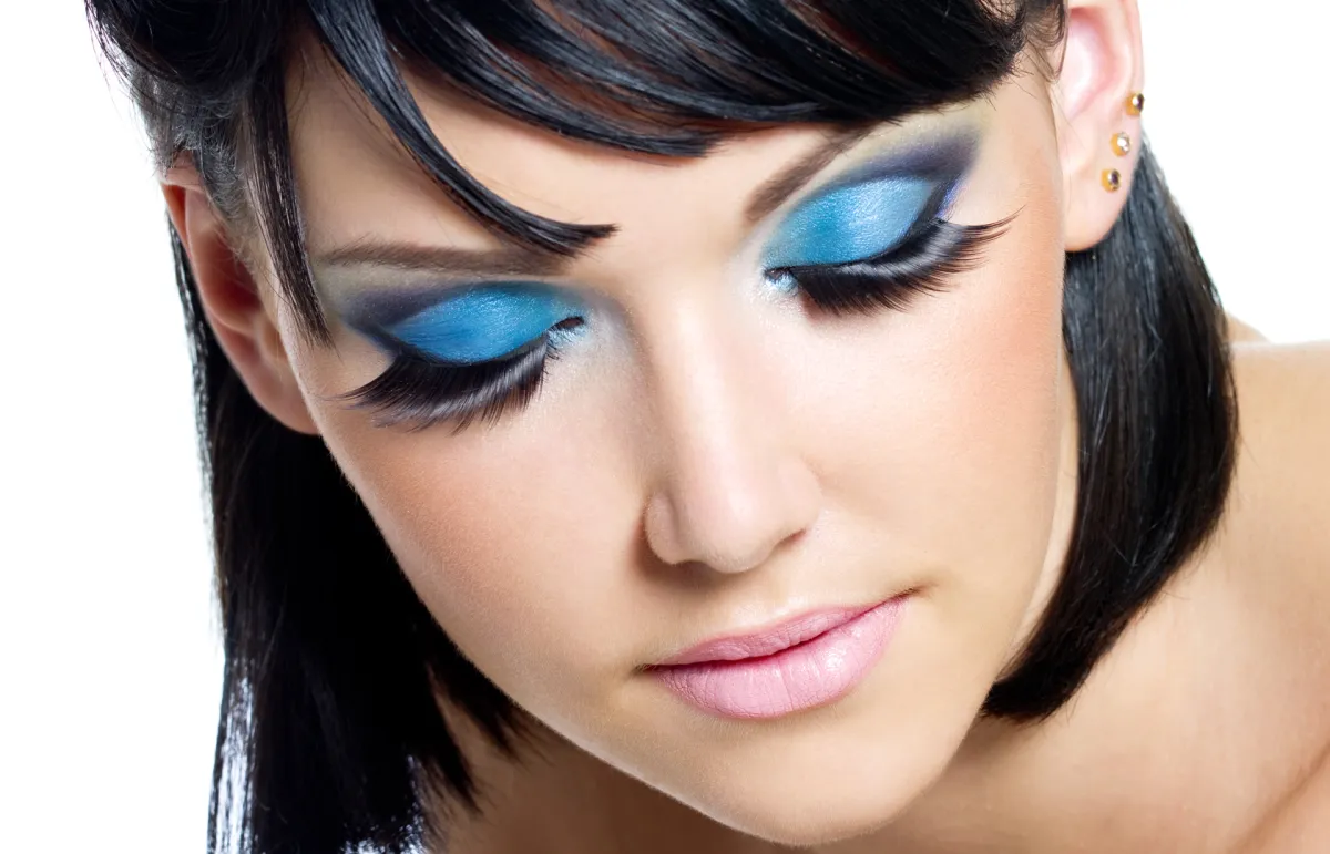 أبرز صيحات المكياج الأزرق