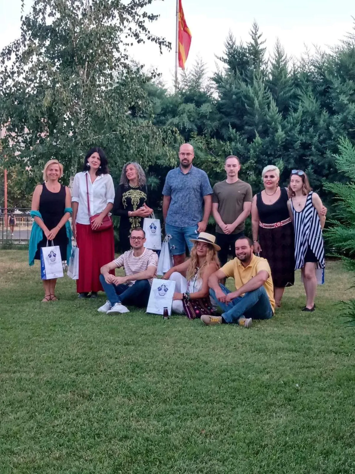 الفنانة غدير حافظ تتوسط عدد من الفنانين المشاركين  في سمبوزيوم فلاندو- الصورة من المصدر