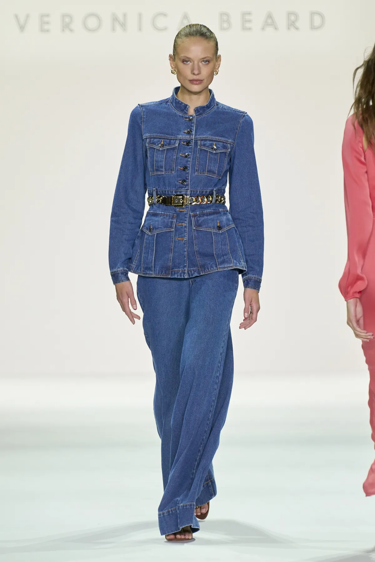 الجاكيت الدنيم للمحجبات.. من فيرونيكا بيرد Veronica Beard (الصورة من موقع Launchmetrics/Spotlight ©)