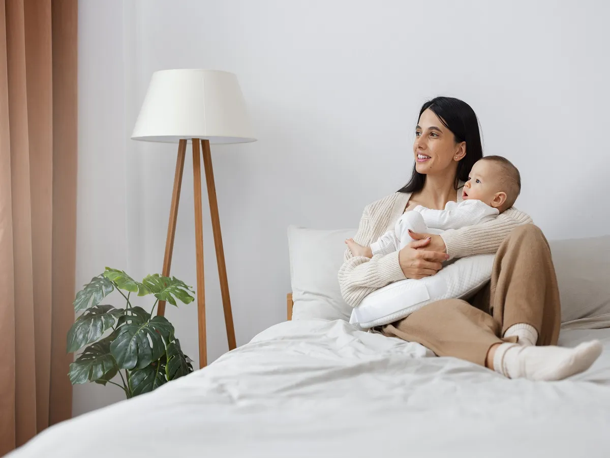 صورة لأم تحمل طفلها الرضيع