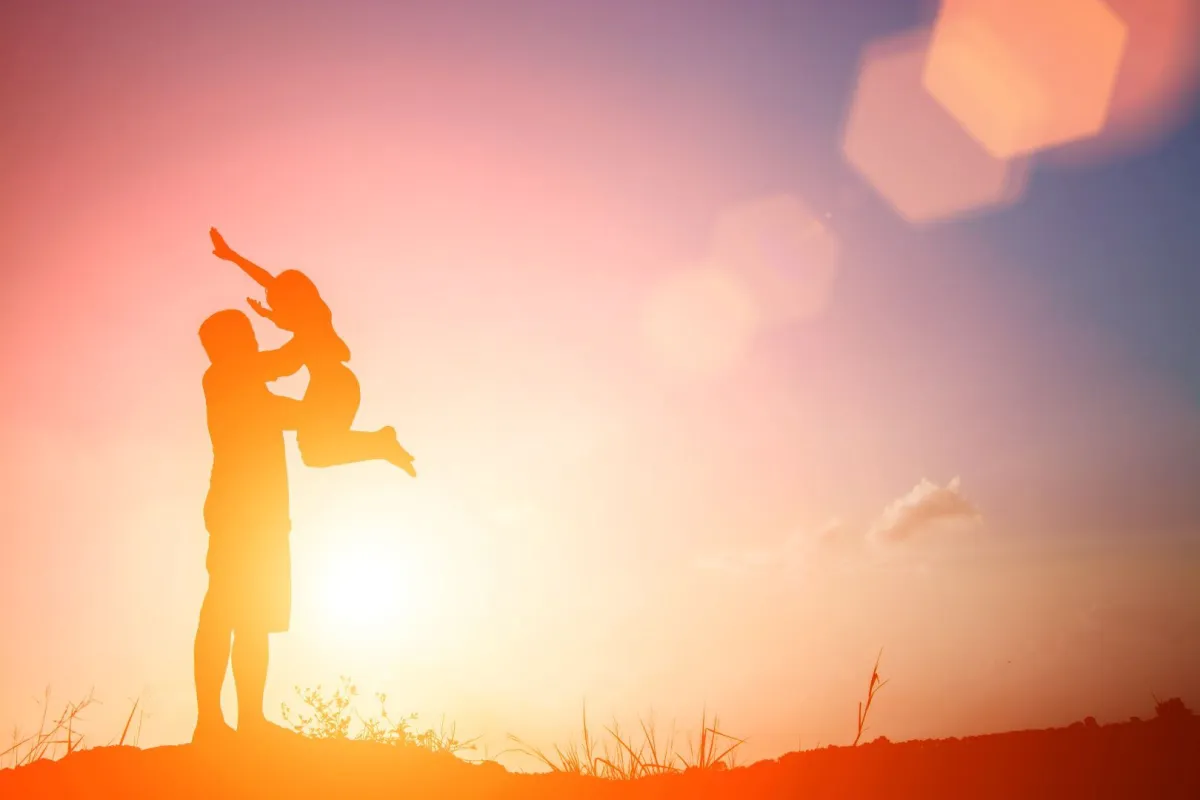 صورة تعبر عن دور الأب في تقدم طفله ونجاحه