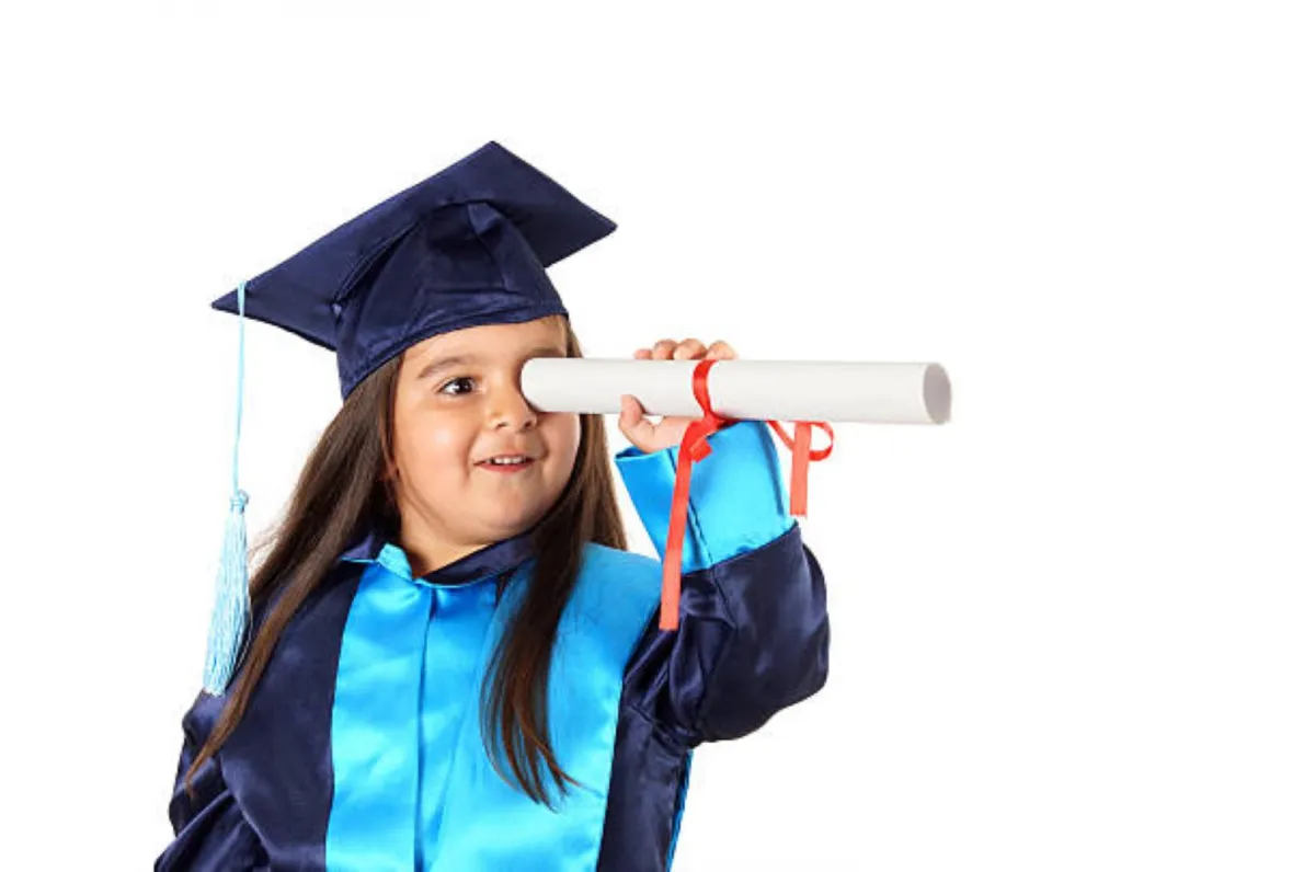 صورة لطفلة سعيدة بنجاحها