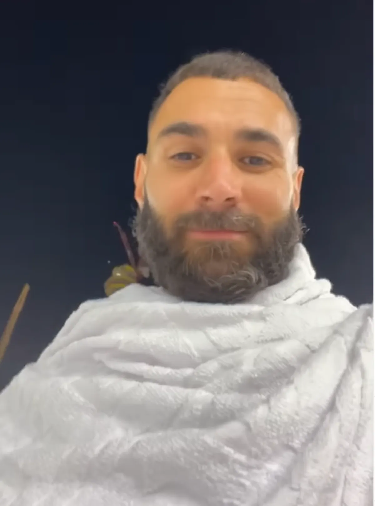 كريم ينزيما يؤدي مناسك العمرة داخل الحرم المكي - الصورة من حسابه على إنستغرام