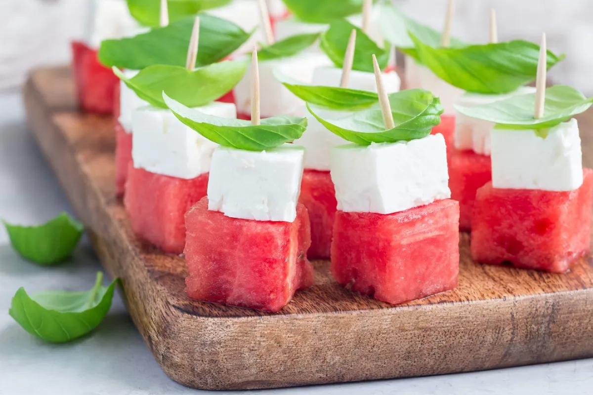 صورة لطبق من الفاكهة وقطع الجبن