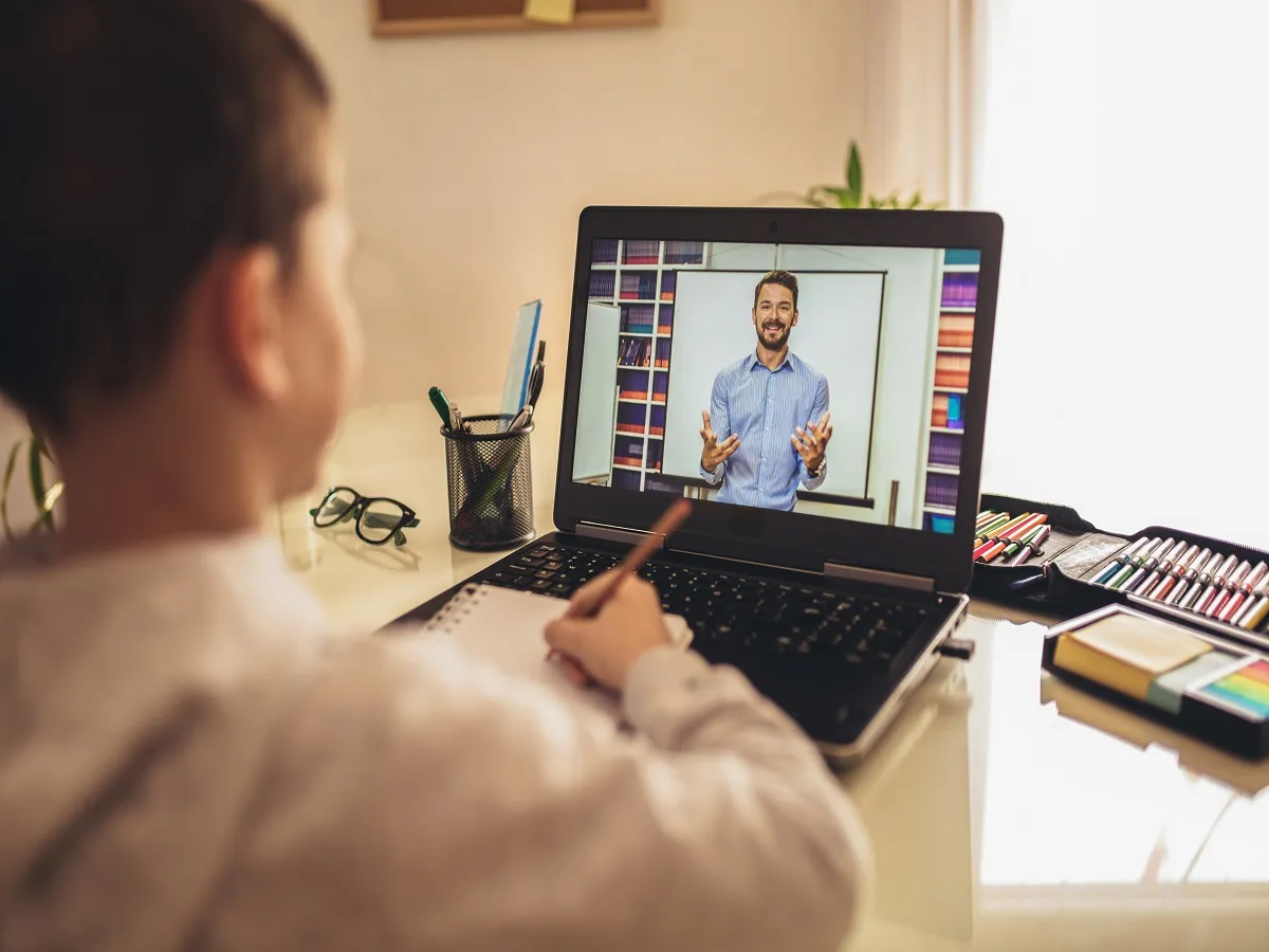 صورة لطفل يدرس عن بعد