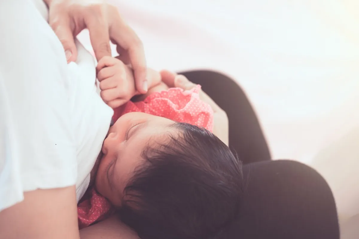 صورة لرضيع يعرف وحده طريق الرضاعة