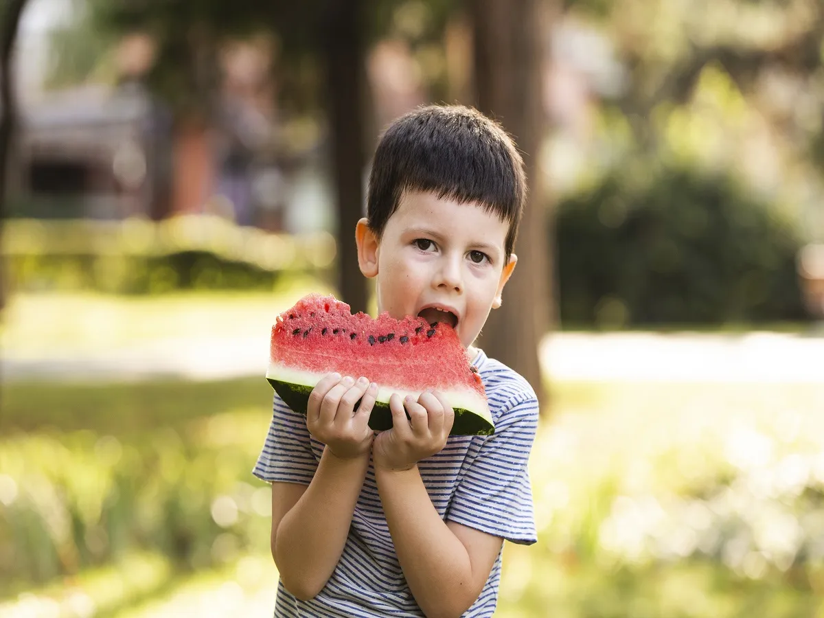 صورة لطفل يتناول البطيخ