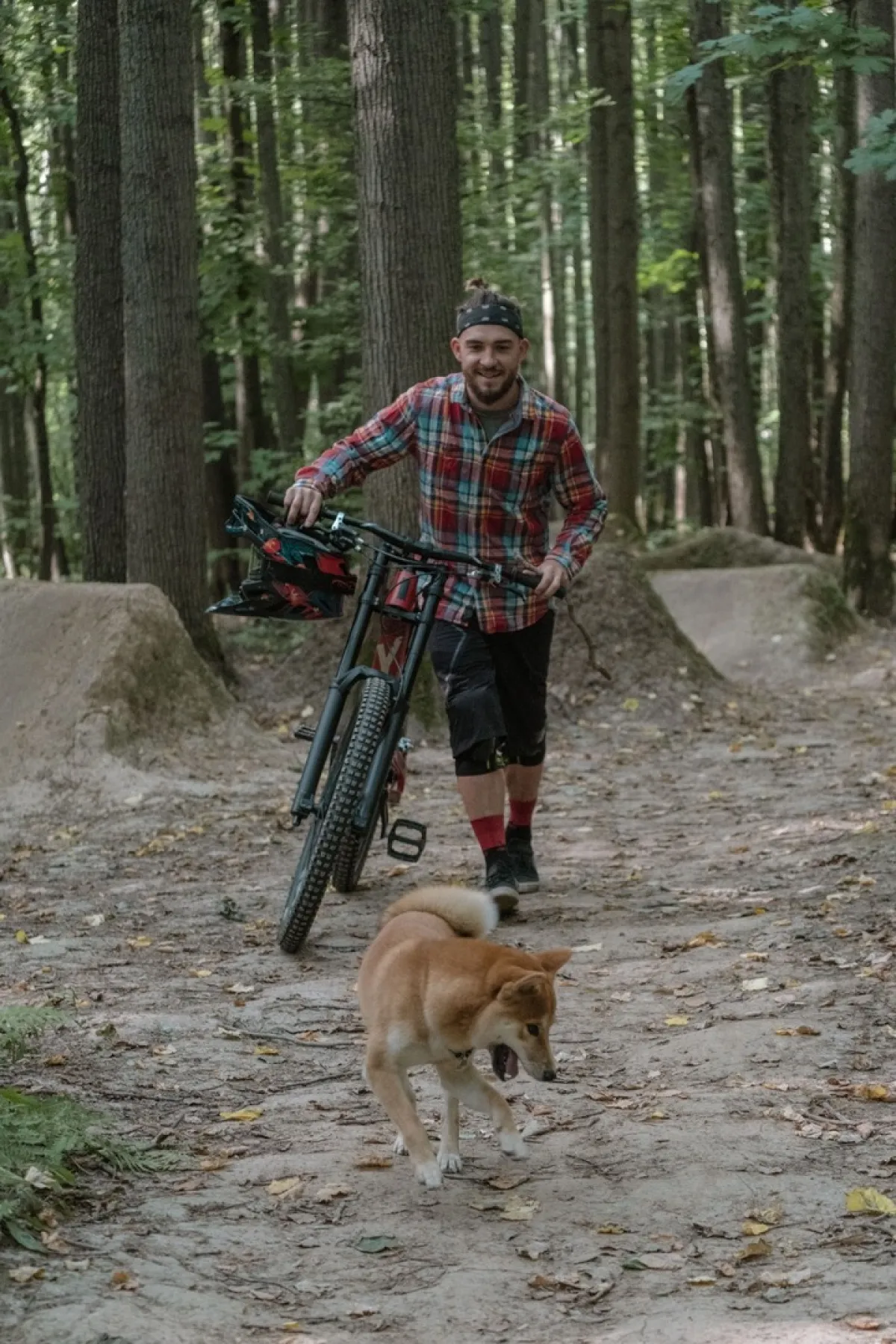 لص يسرق دراجة ويفاجأ بتصرف غير متوقع من كلب حيّن اقترب منه