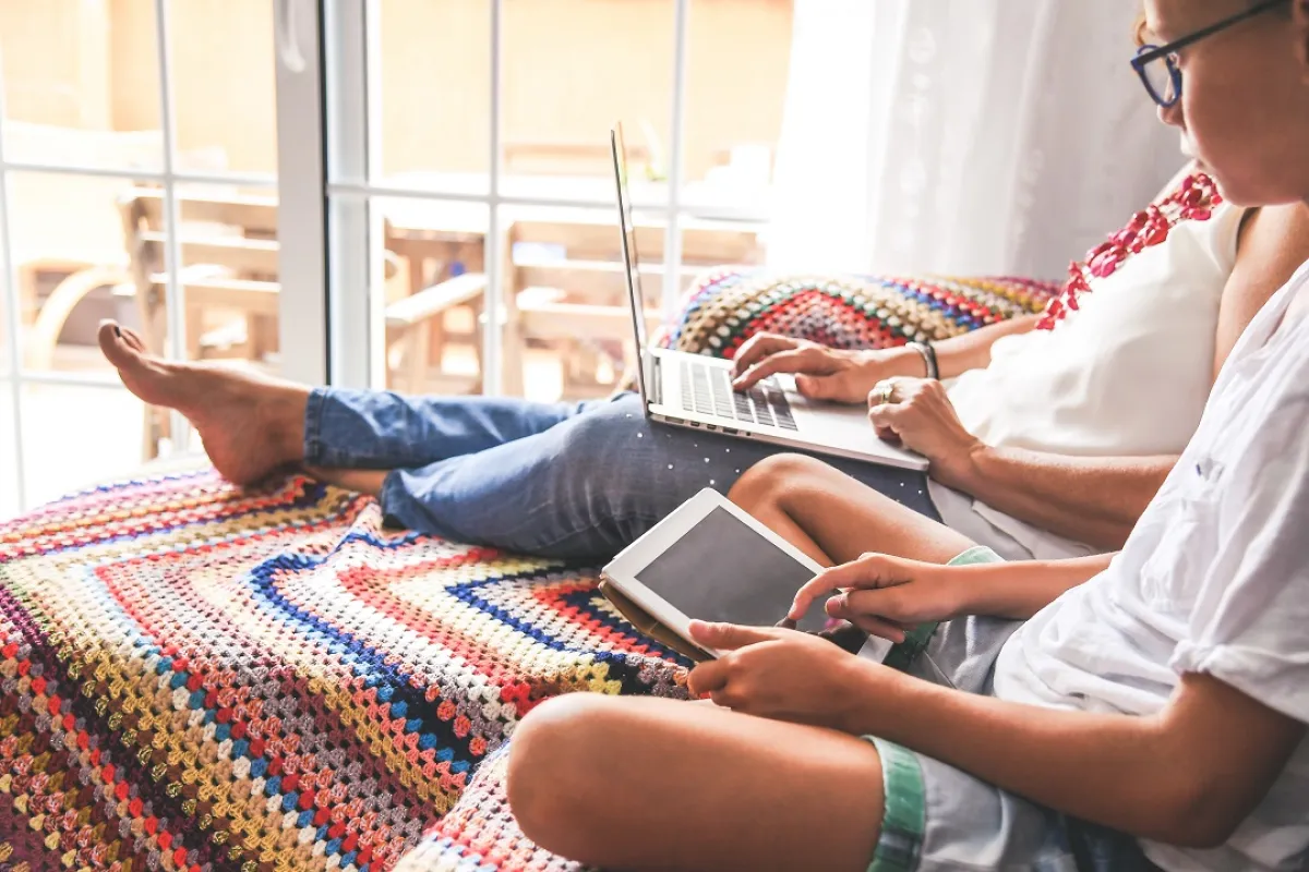 صورة لطفل وأمه يتبعان التطبيقات التعليمية