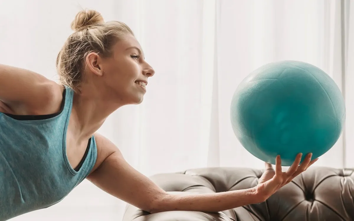 تمرين الكرة لشد الصدر (الصورة من pexels)