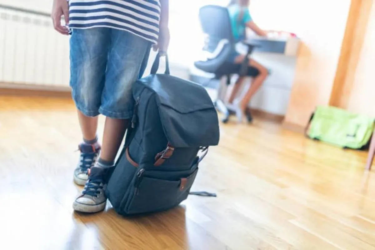 صورة لطفل لا يستطيع حمل الحقيبة