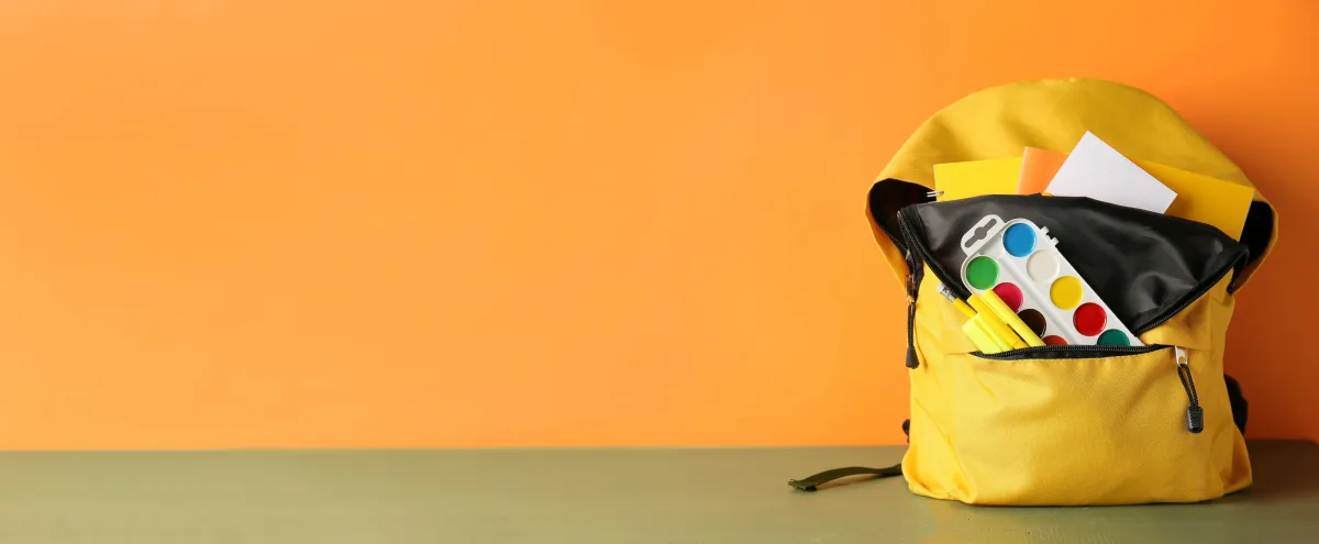 صورة لحقيبة مدرسية بها اغراض الطفل