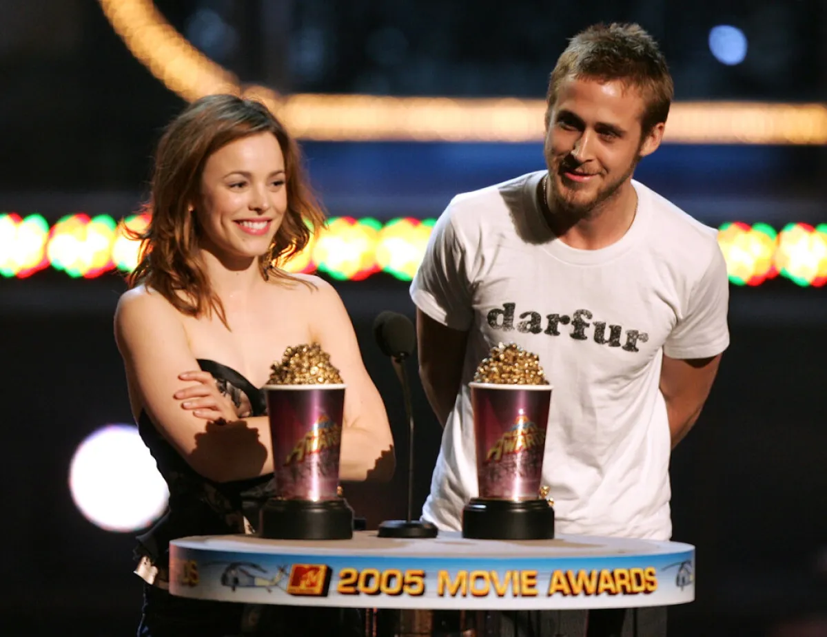 بطلا فيلم The Notebook راشيل مكآدمز وريان غوسلين Rachel McAdams  and Actor Ryan Gosling مصدر الصورة ( Kevin Winter / Getty Images North America / Getty Images via AFP)