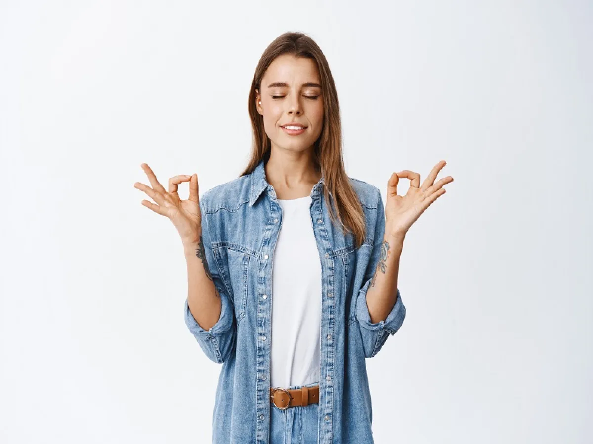 تساعد ممارسة تمارين التنفس على مواجهة الاستجابة للضغط الذي يحدث داخل جسمكِ (المصدر: Freepik)