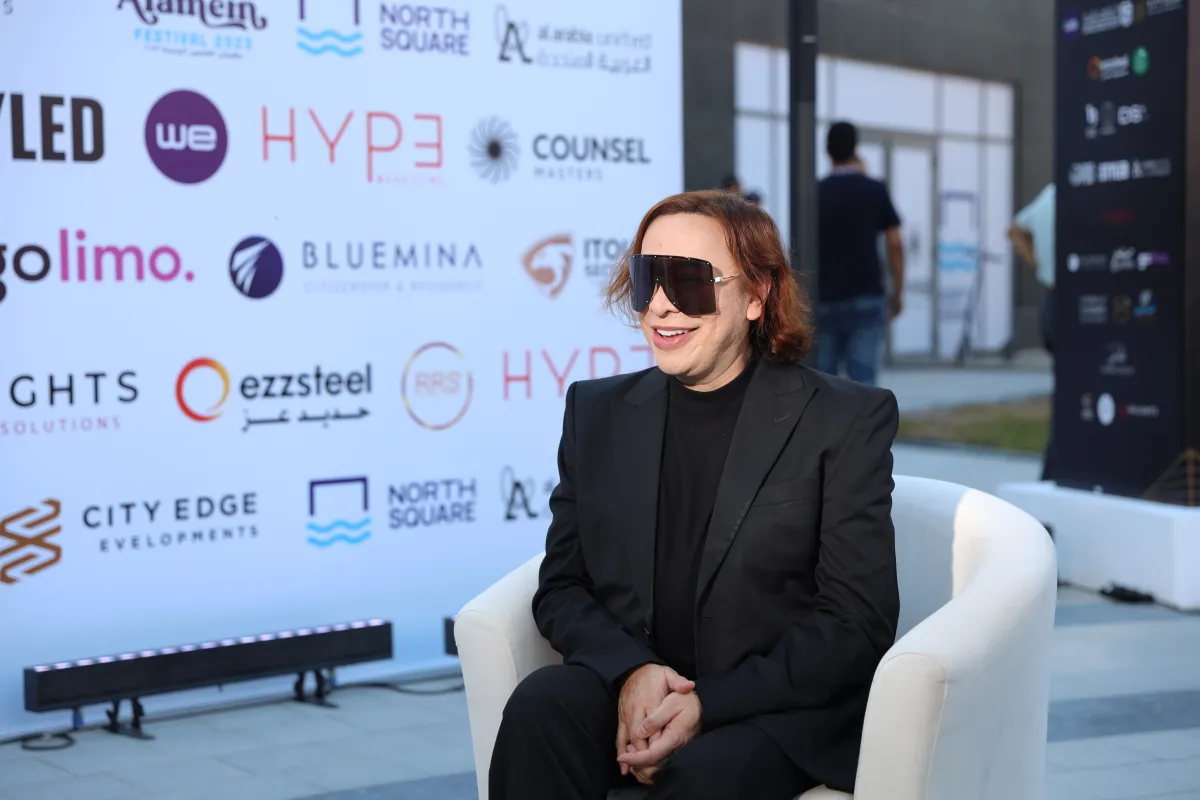 مصمم الأزياء العالمي مايكل سينكو - مصدر الصورة : إدارة مهرجان العلمين 