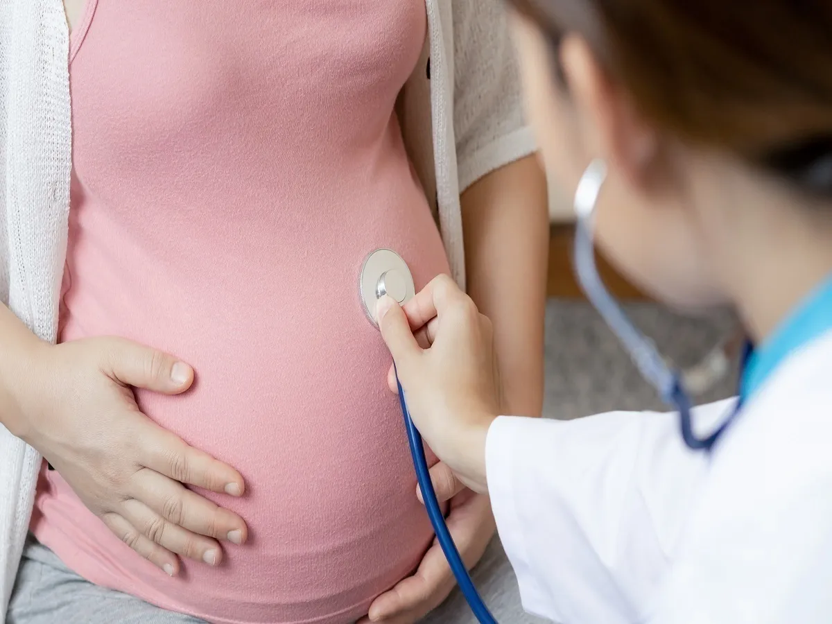 صورة لطبيب يفحص امرأة حامل