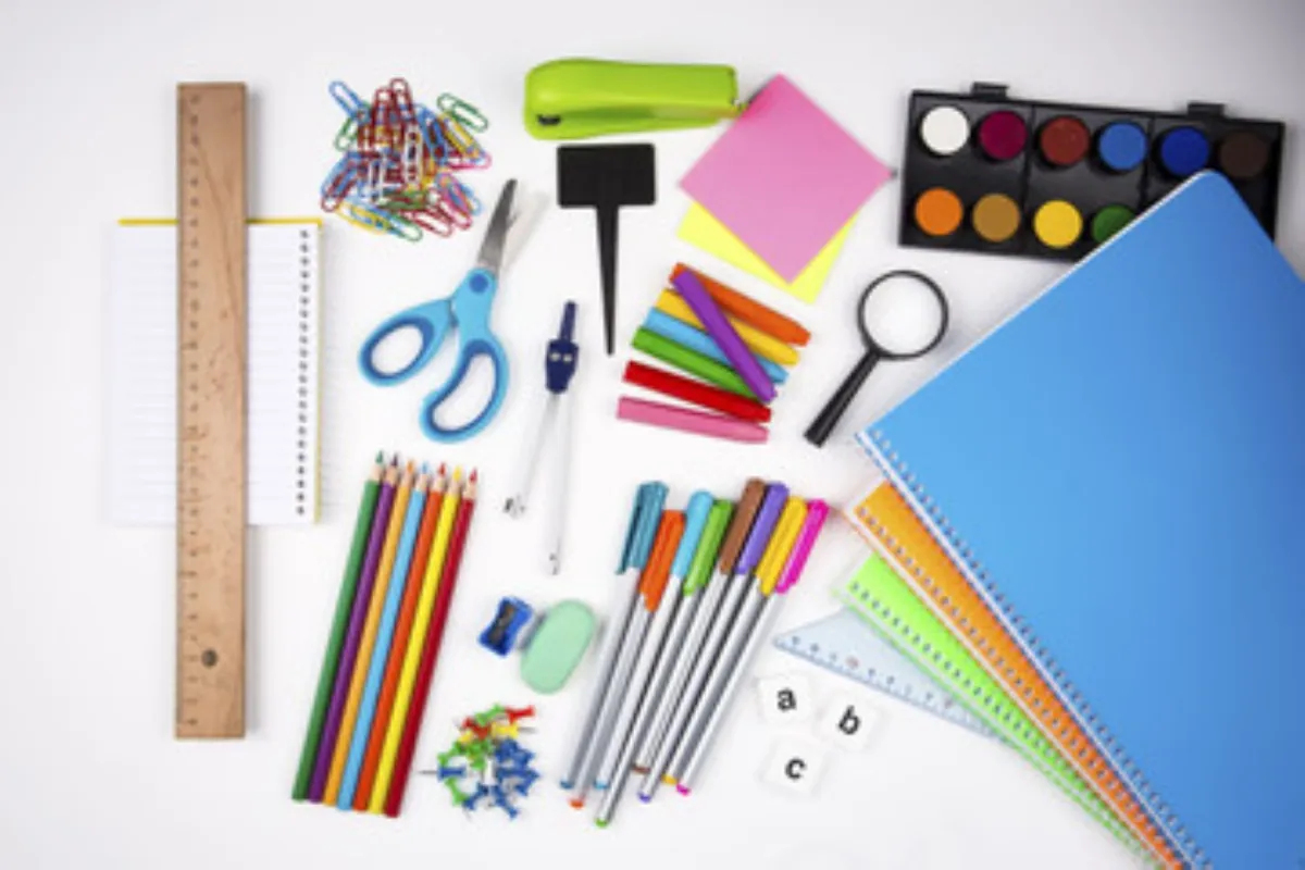 صورة لبعض ادوات القرطاسية المخصصة للأطفال