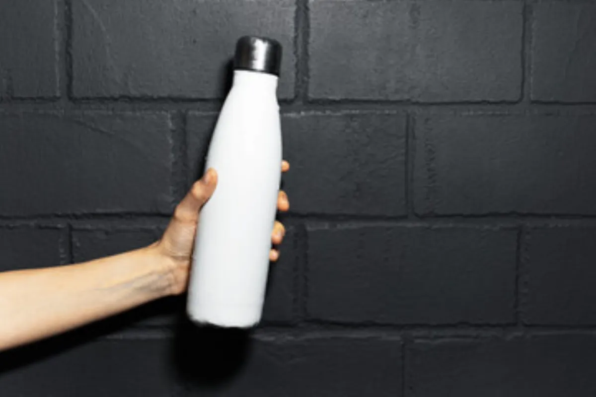 صورة لقارورة ماء غير مناسبة للطفل