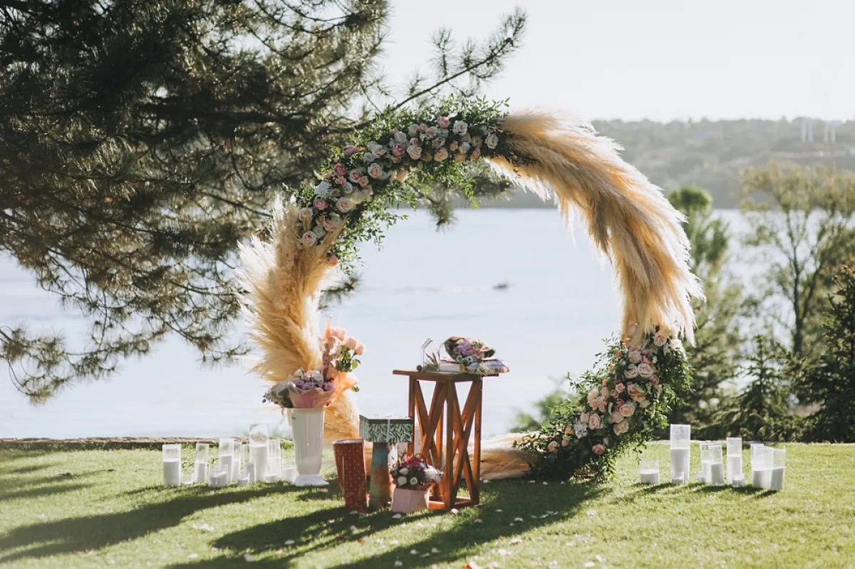 الخشب يضفي فخامة على منطقة استقبال المدعوين