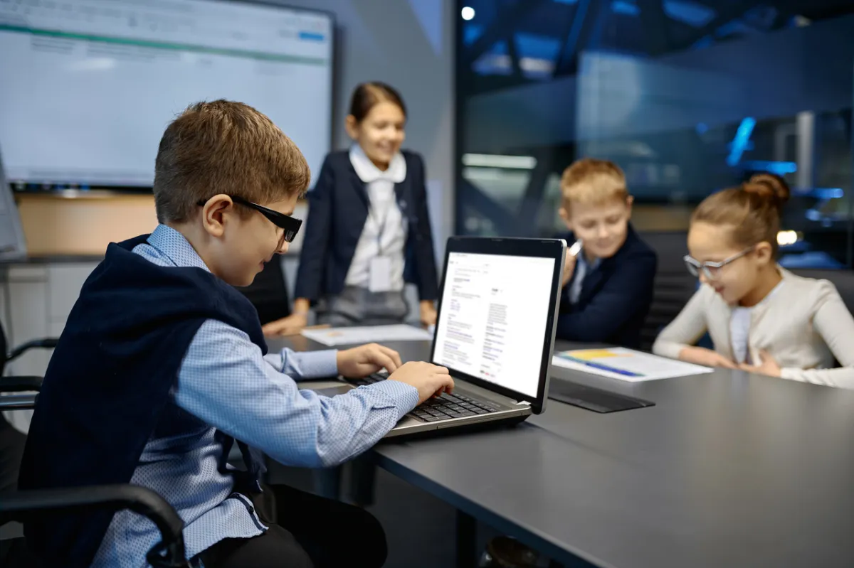 صورة لأطفال في حلقة نقاش