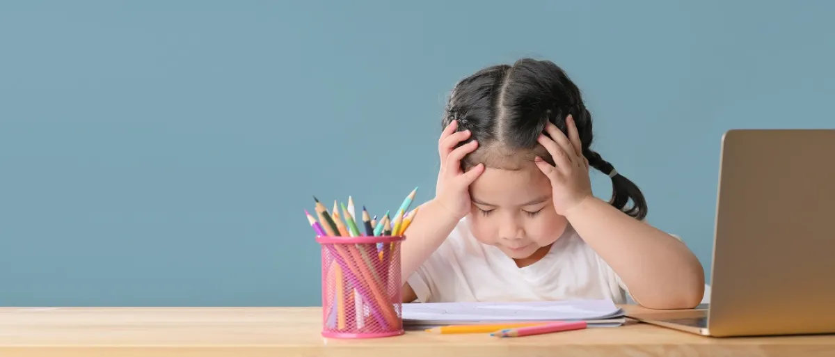 صورة لطفلة تشعر بالملل