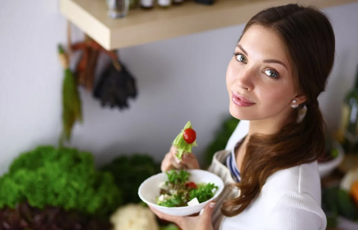 تعاني الكثيرات من أزمة زيادة الوزن (المصدر: Shutterstock)