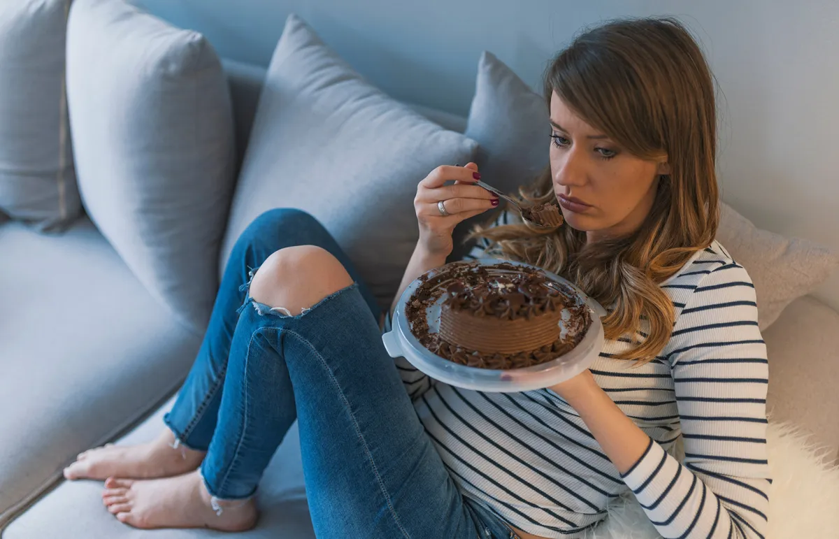 يؤدي الجوع العاطفي إلى الندم أو الشعور بالذنب ( المصدر: Shutterstock)