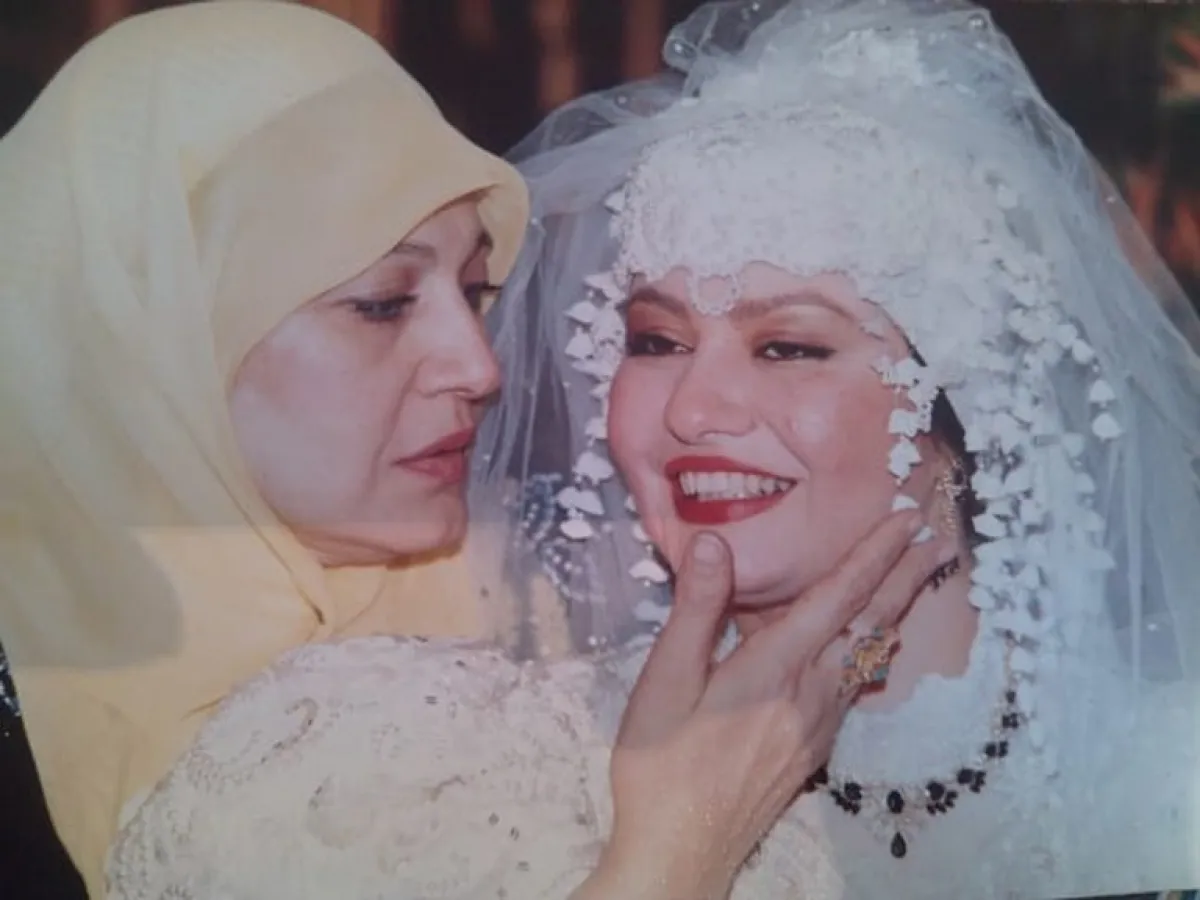 مديحة كامل تقبل ابنتها في زفافها-الصورة من مريهان ابنة الفنانة مديحة كامل