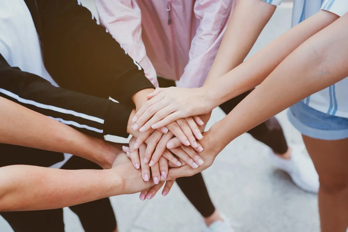 صوة تعبيرية لتكاتف الشباب معاً