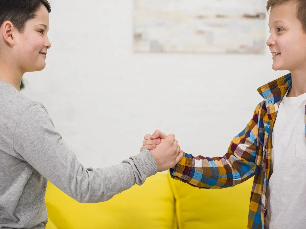 صورة لطفلين