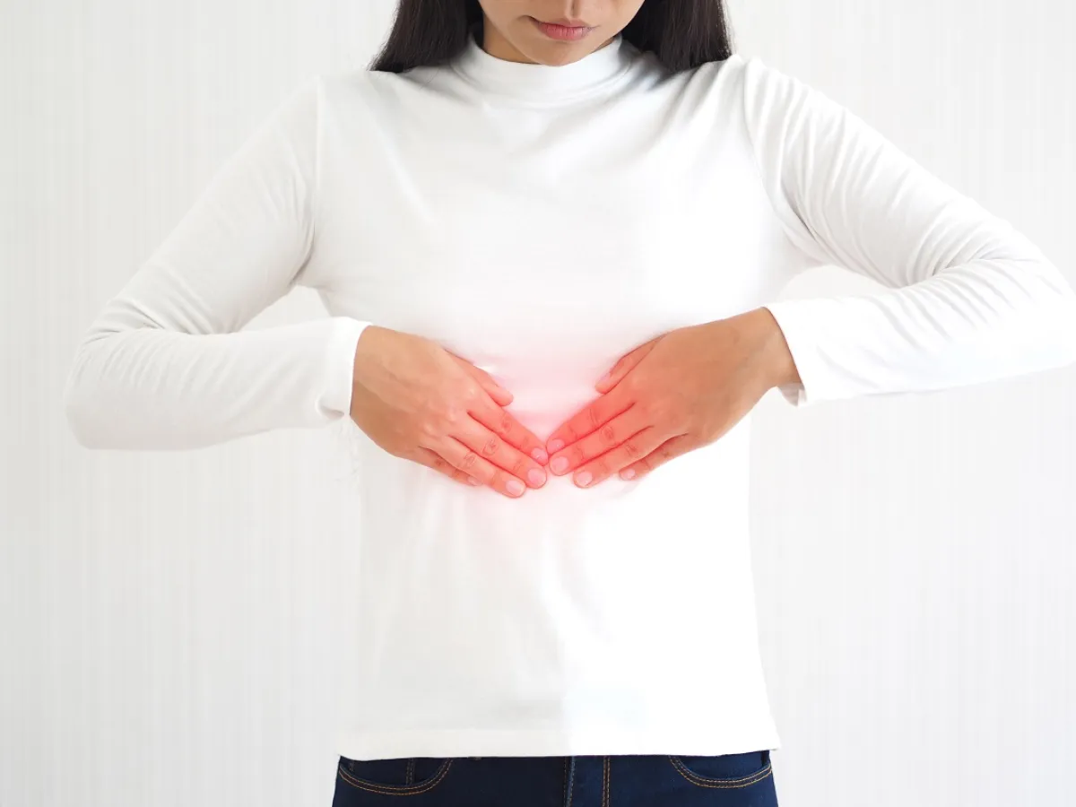 صورة لحامل تشكو من معدتها