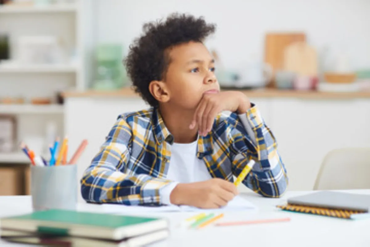 صورة لطفل يتذمر من  الدراسة