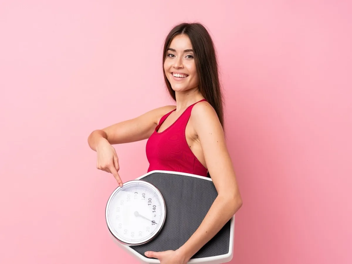 صورة لامرأة تحمل ميزان