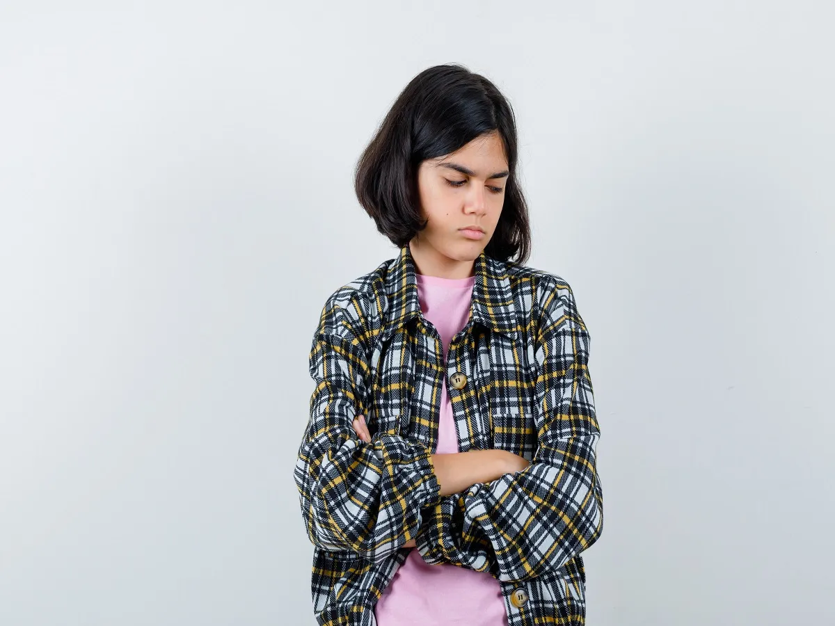 صورة لفتاة تضع يديها على معدتها