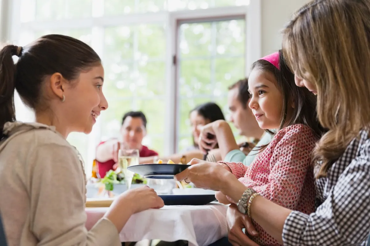 صورة تعبيرية للتواصل بين الأطفال