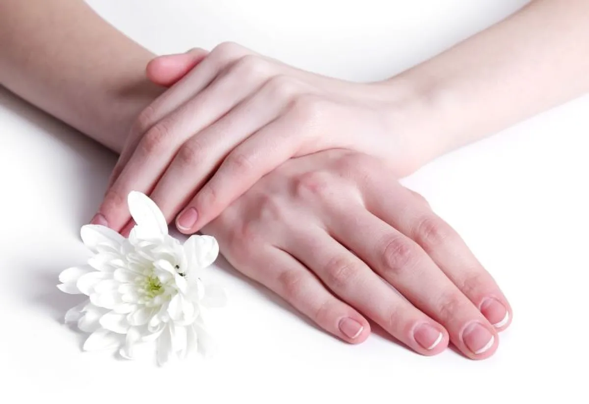 اللتخلص من اصفرار الأظافر