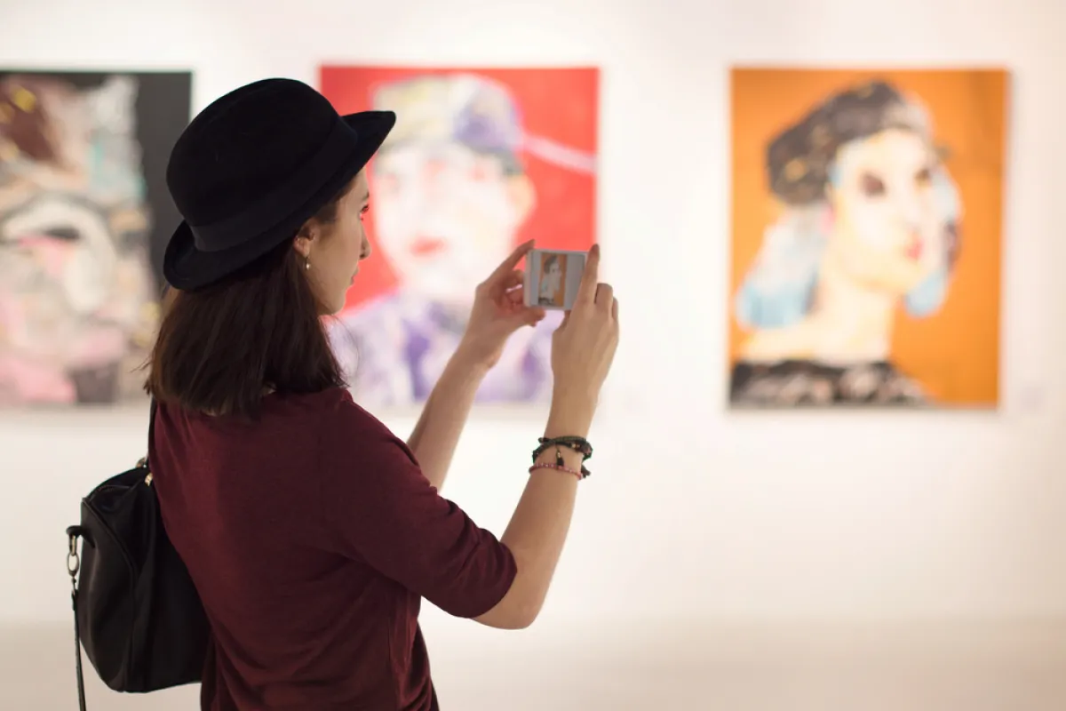 زيارة المتاحف تجذب عشاق الثقافة 