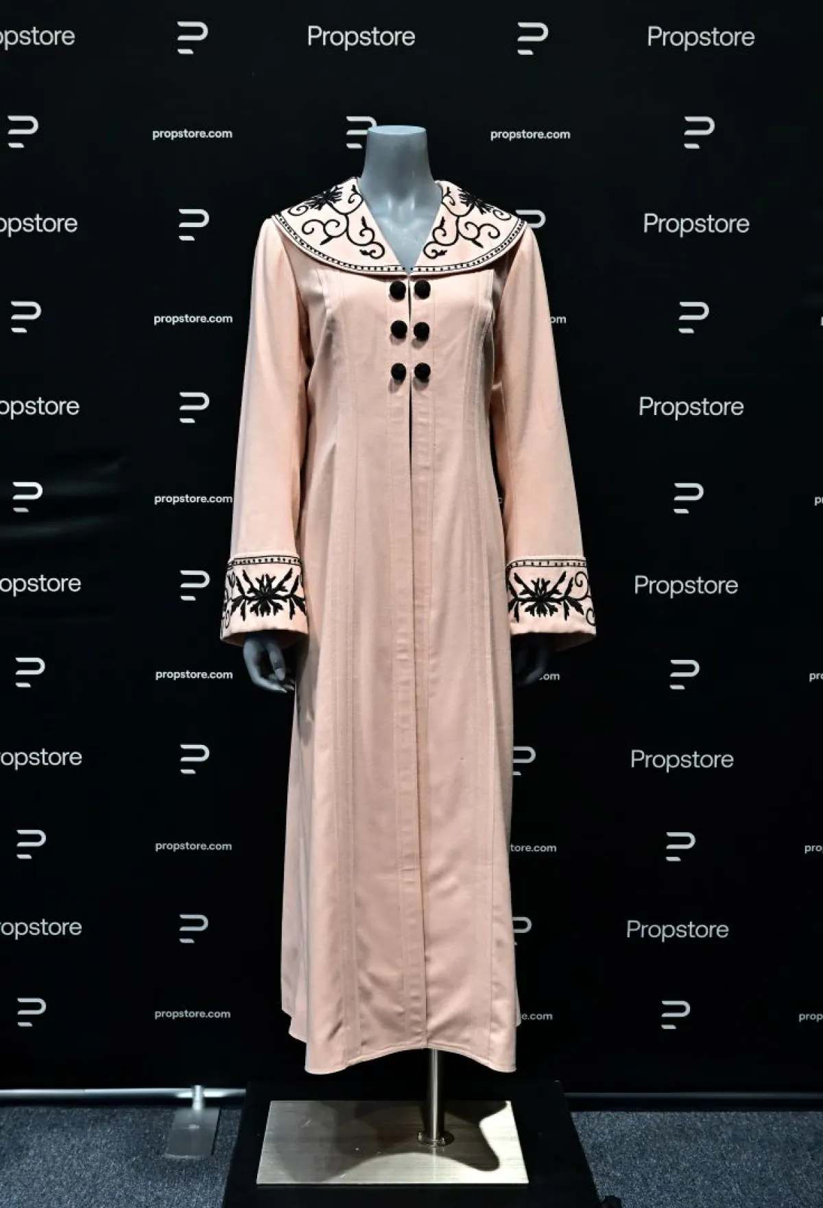 معطف كيت وينسلت في فيلم Titanic (The sinking coat worn by actress Kate Winslet in the 1997 film "Titanic"). مصدر الصورة: Frederic J. BROWN / AFP