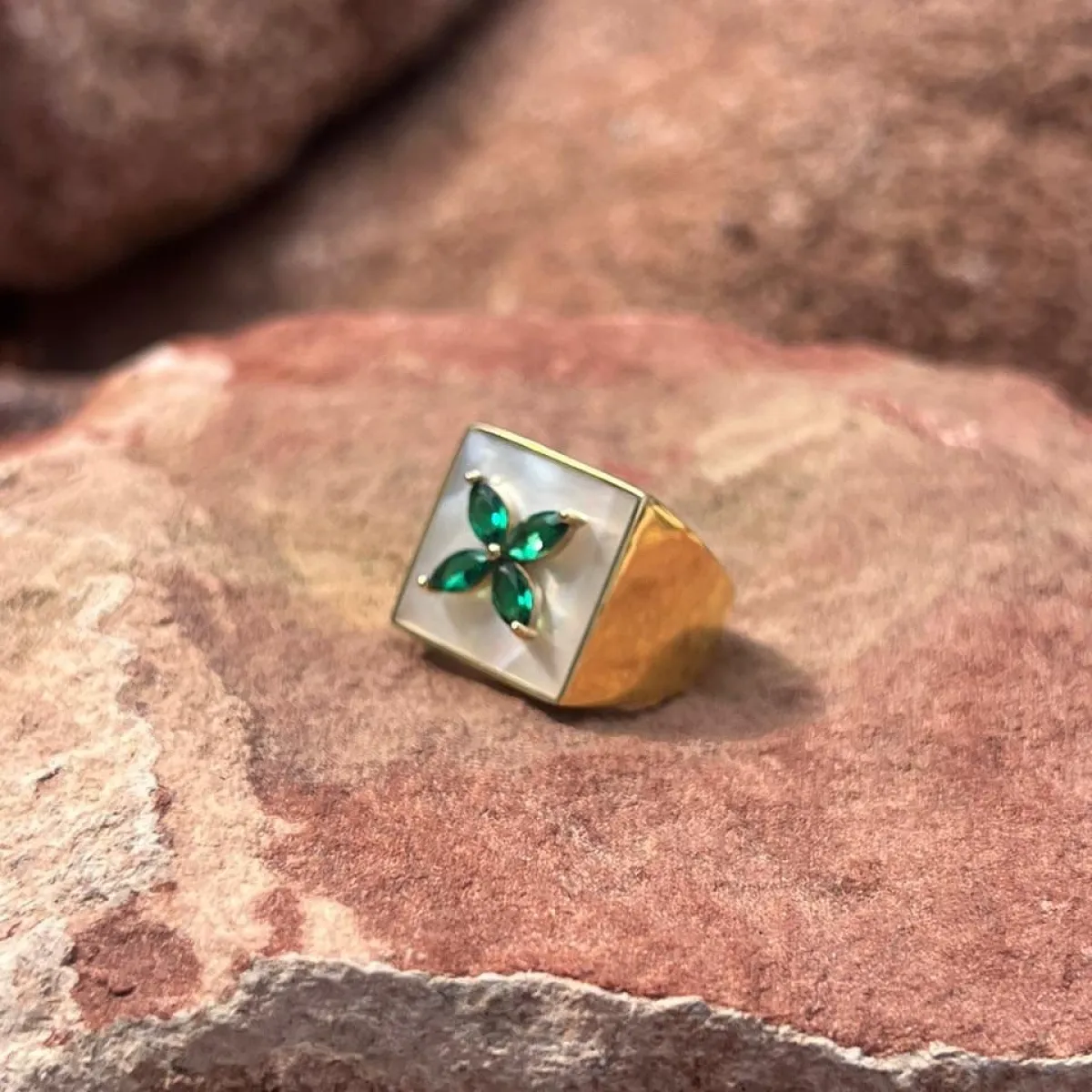 خاتم مرصوف بالزمرد واللؤلؤ من مجوهرات زان Zan