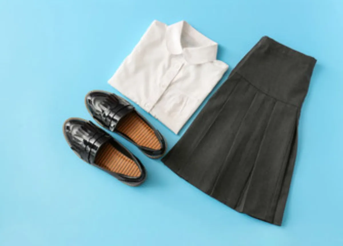 صورة لزي مدرسي لطالبة صغيرة