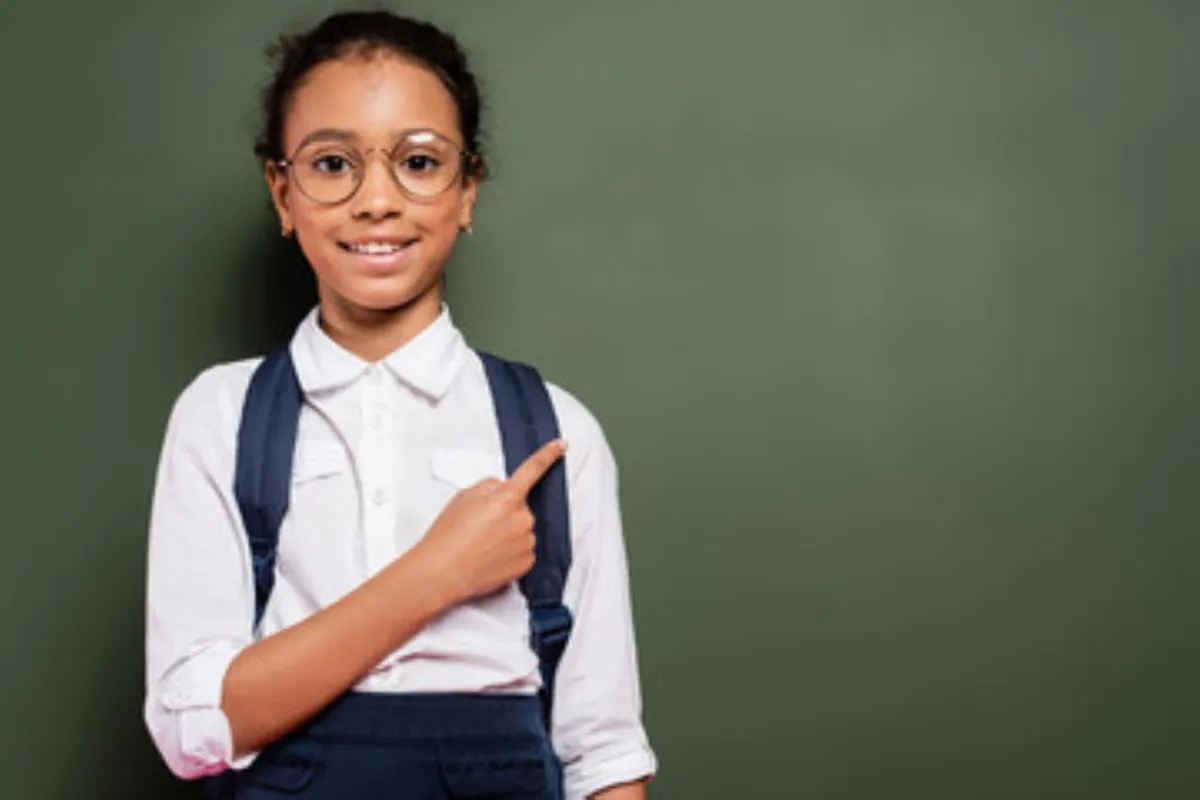 صورة لبنت في الزي المدرسي