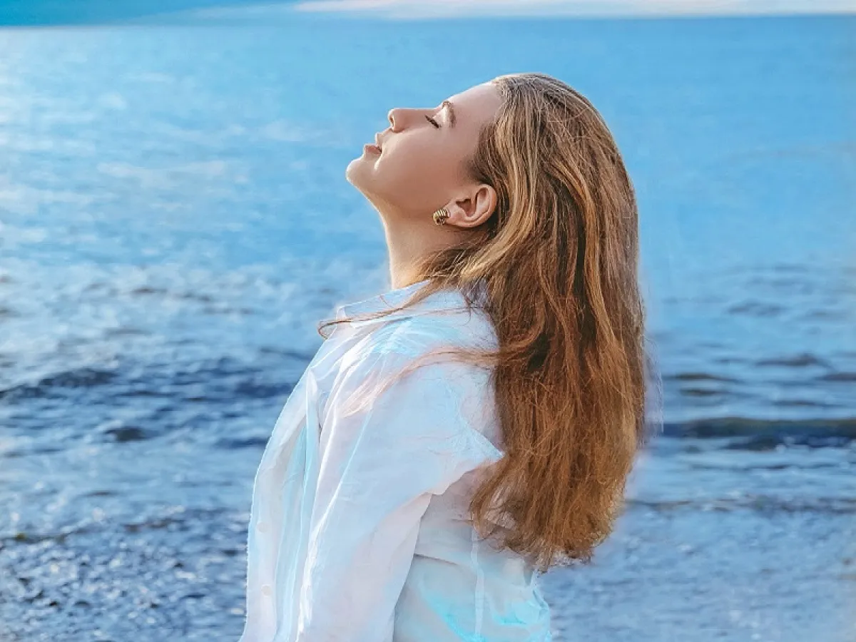 أغمضي عينيك وخذي نفساً عميقاً (المصدر: unsplash)