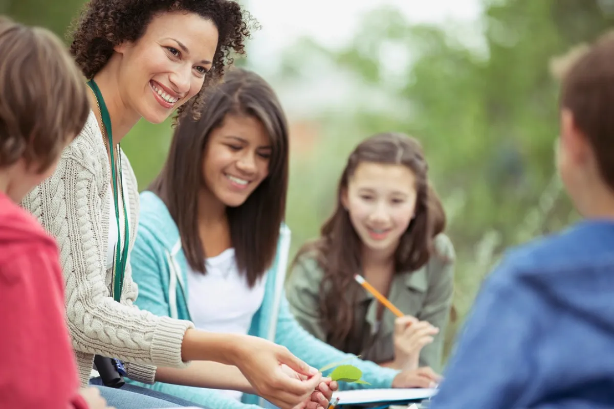 صورة لطالبات ومعلمتهم