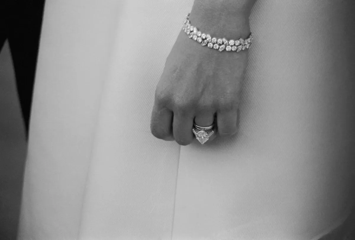 ميا فارو بخاتم ألماس سوليتير على شكل كمثرى عيار 9 قيراط مع أحجار ألماس باغيت مدبب  Getty Images Bettmann Contributor